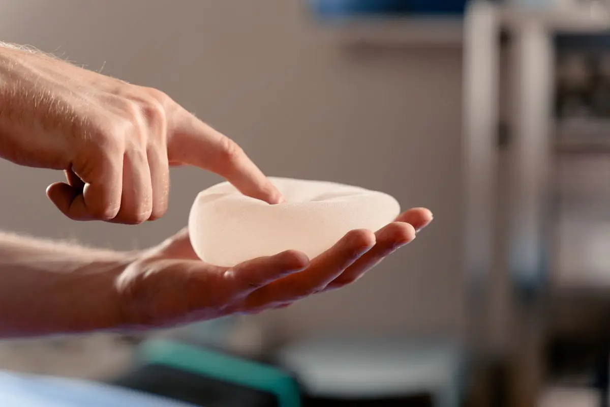 Breast implant demonstration at Dr Michaël Benoilid Clinic, Paris aesthetic surgery