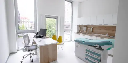 غرفة استشارة في MY CLINIC بسرير فحص ومعدات طبية حديثة