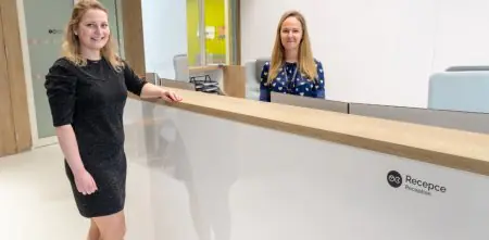 مكتب استقبال في MY CLINIC مع طاقم في منشأة طبية حديثة