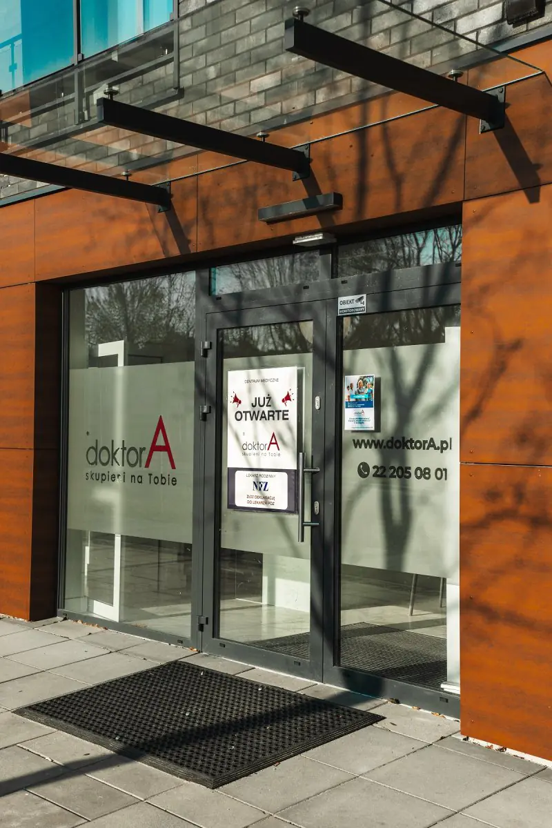 Eingang der Klinik Centrum Medyczne doktorA in Polen mit modernen Glastüren