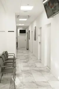 ممر عيادة Centrum Medyczne doktorA مع منطقة انتظار وديكور حديث