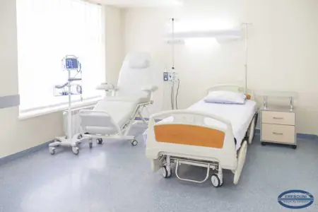 غرفة مرضى في مركز إريبوني الطبي بسرير مستشفى ومعدات طبية حديثة