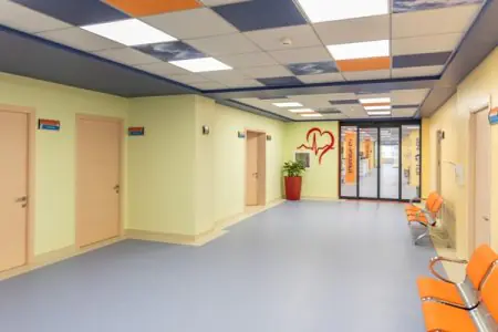 منطقة انتظار مشرقة في مركز إريبوني الطبي، يريفان مع مقاعد حديثة