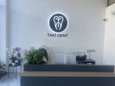 مكتب استقبال عيادة TAKI DENT بديكور حديث وشعار طب الأسنان