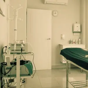 غرفة علاج حديثة مع معدات طبية في عيادة ICA