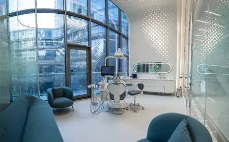 غرفة علاج أسنان حديثة في عيادات Esnan Dental Clinics مزودة بأجهزة متطورة