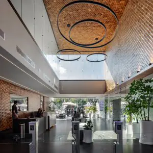 Área de recepción en la clínica CeMar Surgery con diseño moderno e iluminación natural