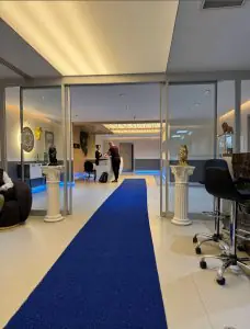 منطقة الاستقبال في عيادة Istanbul Care بديكور عصري وسجادة زرقاء
