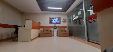 منطقة انتظار في مستشفى SANKO University Hospital بكراسي وتلفاز ومبرد مياه