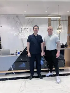 منطقة الاستقبال في Best Dental Istanbul مع الطاقم والمريض، تصميم رخامي حديث
