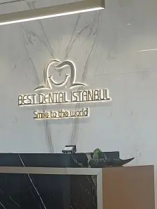 مكتب استقبال في عيادة Best Dental Istanbul بديكور رخامي عصري