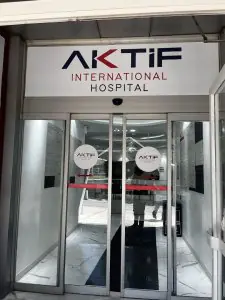 المدخل الرئيسي لمستشفى Aktif International بأبواب زجاجية