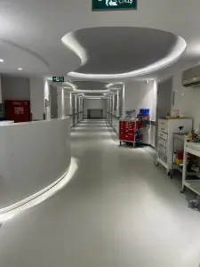 ممر مستشفى حديث في Aktif International Hospitals مع عربات طبية