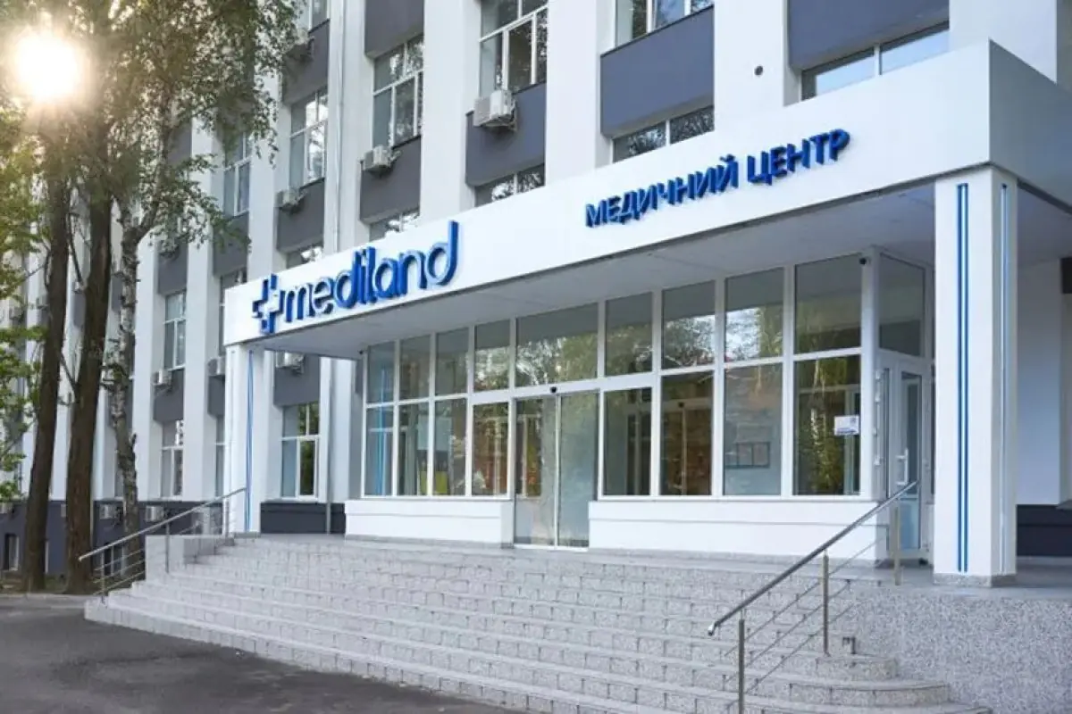 Klinikfassade des Mediland Stem Cell Therapy Center in Kiew, moderne medizinische Einrichtung