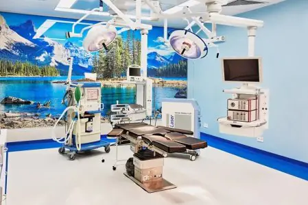 غرفة عمليات حديثة في مركز BioAge Mediland للعلاج بالخلايا الجذعية مزودة بأجهزة متطورة