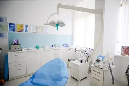 غرفة علاج في مركز BioAge Mediland للعلاج بالخلايا الجذعية مع معدات طبية حديثة