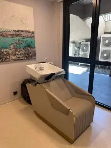 Estación de lavado de cabello en la clínica del Dr. Ayhan Işık Erdal, Estambul
