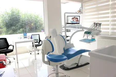 غرفة علاج أسنان حديثة في Dentisyon Ağız ve Diş Sağlığı Polikliniği، تركيا