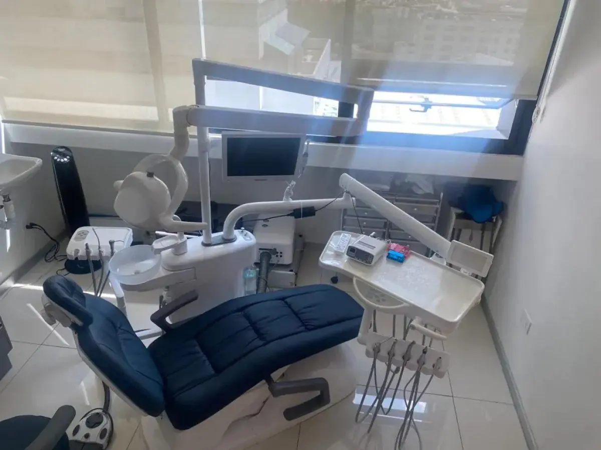 Salle de soins dentaires avec équipement moderne à la clinique NOVUDENT
