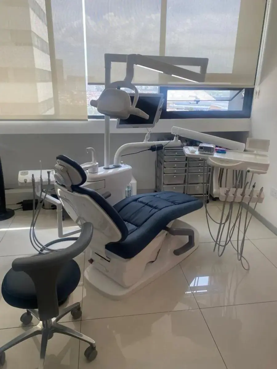 Salle de soins dentaires avec équipement moderne à la clinique NOVUDENT
