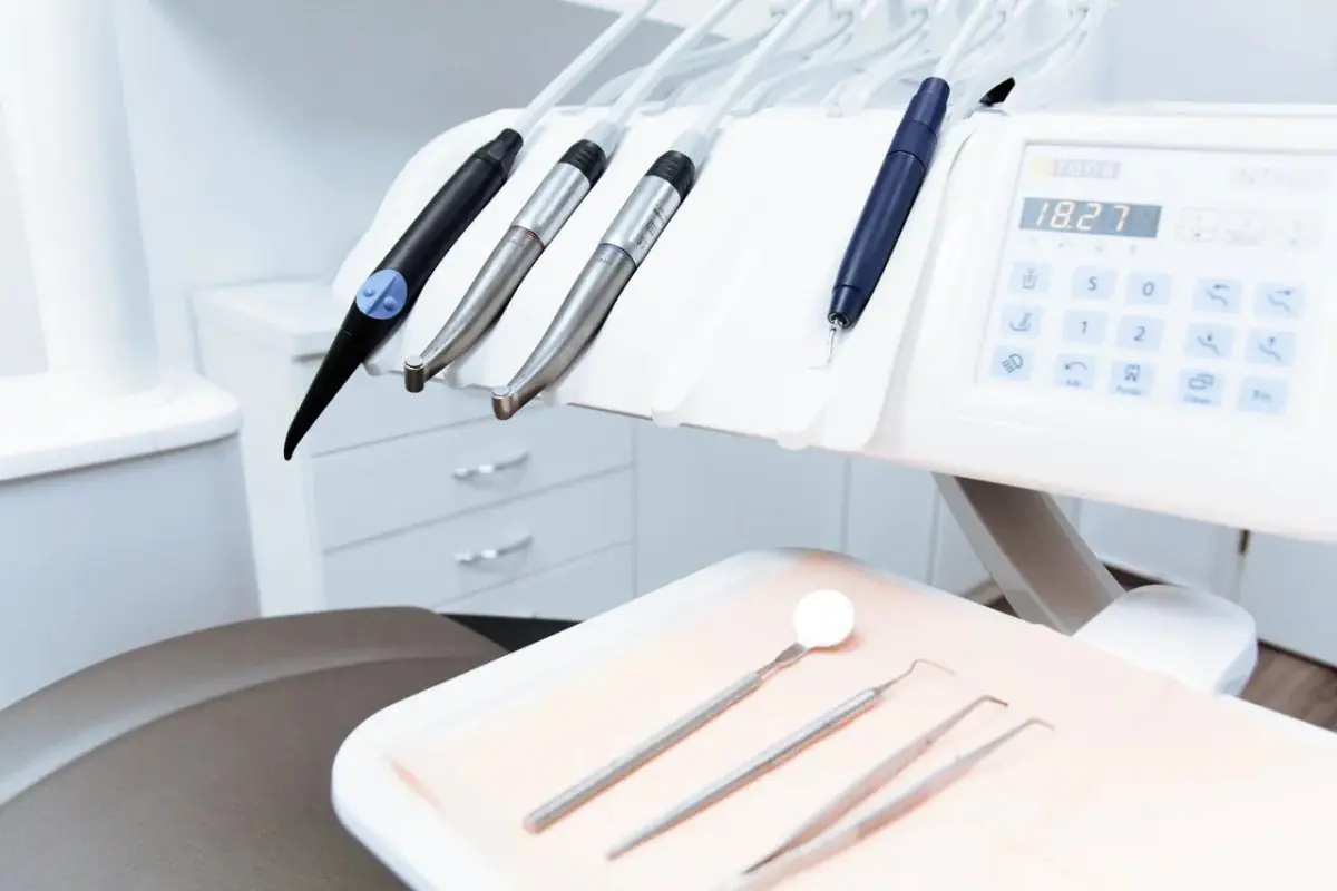 Équipements et instruments dentaires modernes à la clinique NOVUDENT