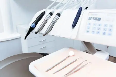 معدات وأدوات طب الأسنان الحديثة في عيادة NOVUDENT