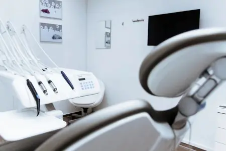 غرفة علاج أسنان بمعدات حديثة في عيادة NOVUDENT