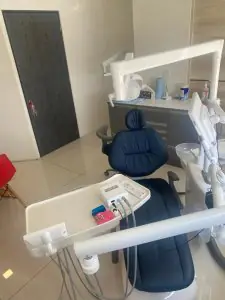 غرفة علاج أسنان بمعدات حديثة في عيادة NOVUDENT