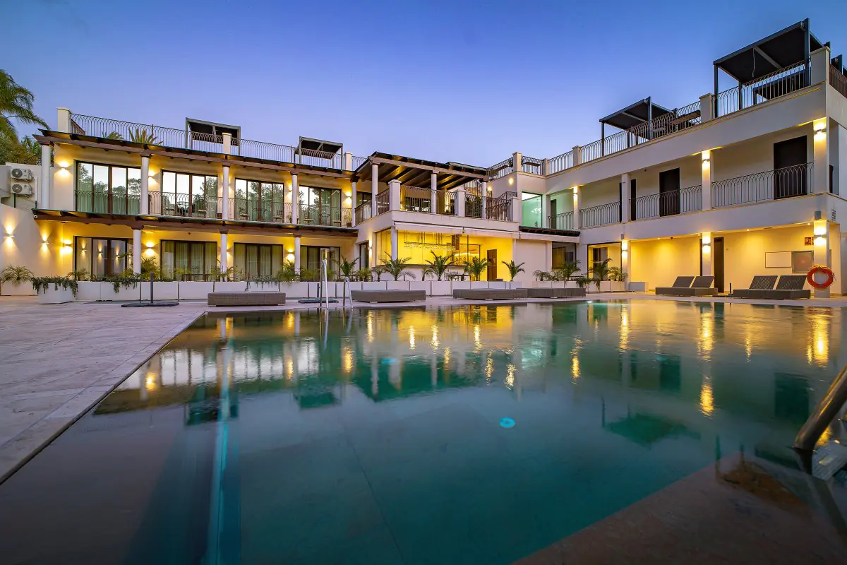الواجهة الخارجية لعيادة Oasis Premium Recovery مع مسبح وتصميم معماري حديث