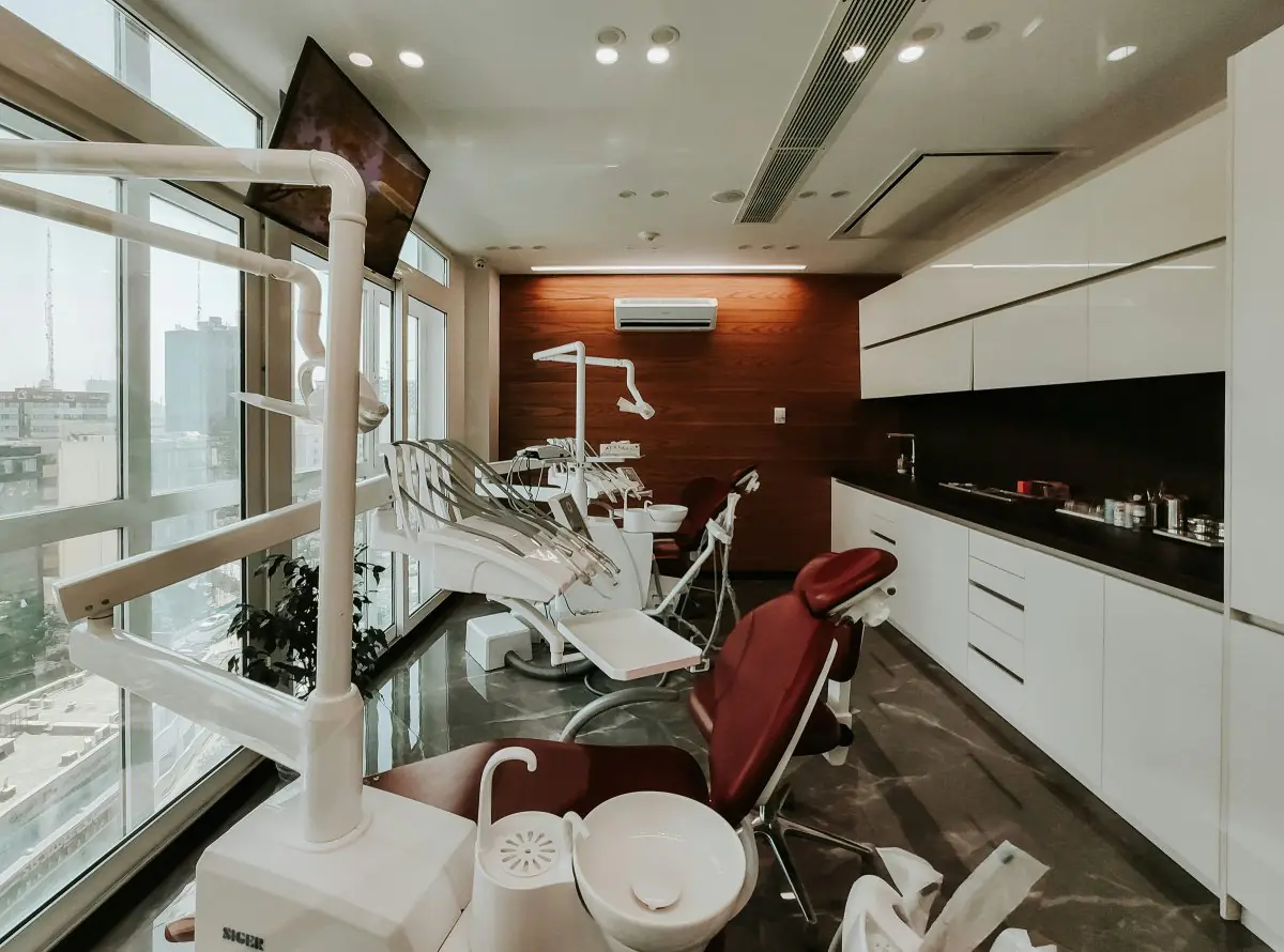 Moderner Behandlungsraum mit Zahnarztausstattung in der Al Fawzy Dental Clinic