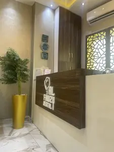 مكتب استقبال في عيادة الفوزي لطب الأسنان بديكور عصري وشعار العيادة