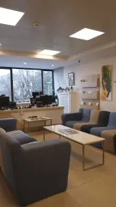 Recepción y sala de espera en la Clínica Privada Yunus Kaplan con asientos modernos