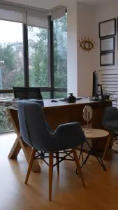 Consultorio médico en la Clínica Privada Yunus Kaplan con muebles modernos y certificados