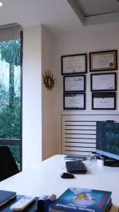 Consultorio médico en Yunus Kaplan Private Clinic con certificados y espacio moderno