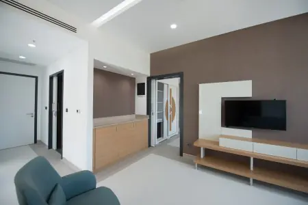 غرفة مرضى في عيادة Bariatric Istanbul بأثاث حديث وتلفزيون