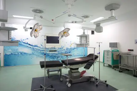 غرفة عمليات حديثة في عيادة Bariatric Istanbul مزودة بمعدات جراحية متقدمة