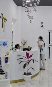 منطقة الاستقبال في TM Dental Center بديكور أبيض عصري وطاقم العمل