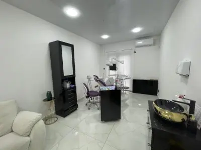 غرفة علاج أسنان حديثة في TM Dental Center مزودة بأجهزة متطورة