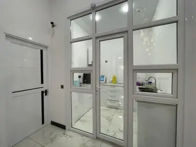 غرفة التعقيم في TM Dental Center مع خزائن حديثة وحوض غسيل