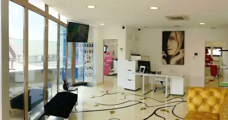 Recepción y sala de espera en la clínica Dr. Vlădău Studio con decoración moderna
