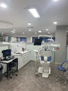 غرفة علاج أسنان حديثة في مستشفى طب الأسنان بجامعة أوسكودار، اسطنبول