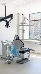 غرفة علاج أسنان حديثة بمعدات متطورة في Axilar Dental Clinic