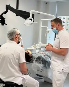 أطباء أسنان يجرون إجراءً في غرفة علاج Axilar Dental Clinic