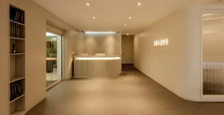 منطقة الاستقبال في عيادة Retmus Plastic Surgery بتصميم عصري بسيط