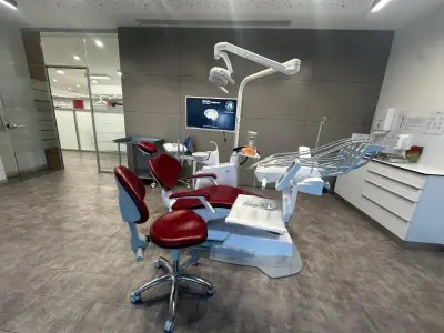 غرفة علاج أسنان بمعدات حديثة في مستشفى طب الأسنان بجامعة أوسكودار
