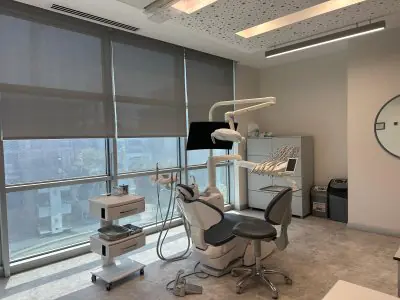 غرفة علاج أسنان بمعدات حديثة في مستشفى طب الأسنان بجامعة أوسكودار