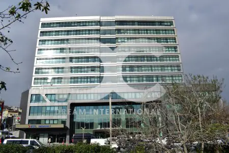 واجهة زجاجية حديثة لمستشفى Dream International Clinic في إسطنبول