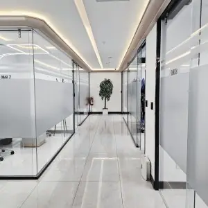 ممر عيادة حديث في Dream International Clinic بجدران زجاجية وإضاءة ساطعة