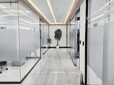 ممر حديث في عيادة دريم إنترناشيونال مع غرف استشارة بجدران زجاجية
