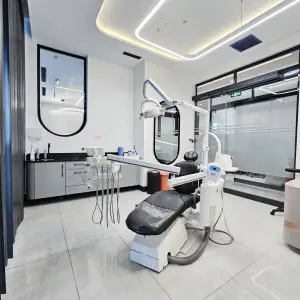 غرفة علاج أسنان حديثة في Dream International Clinic بمعدات متطورة
